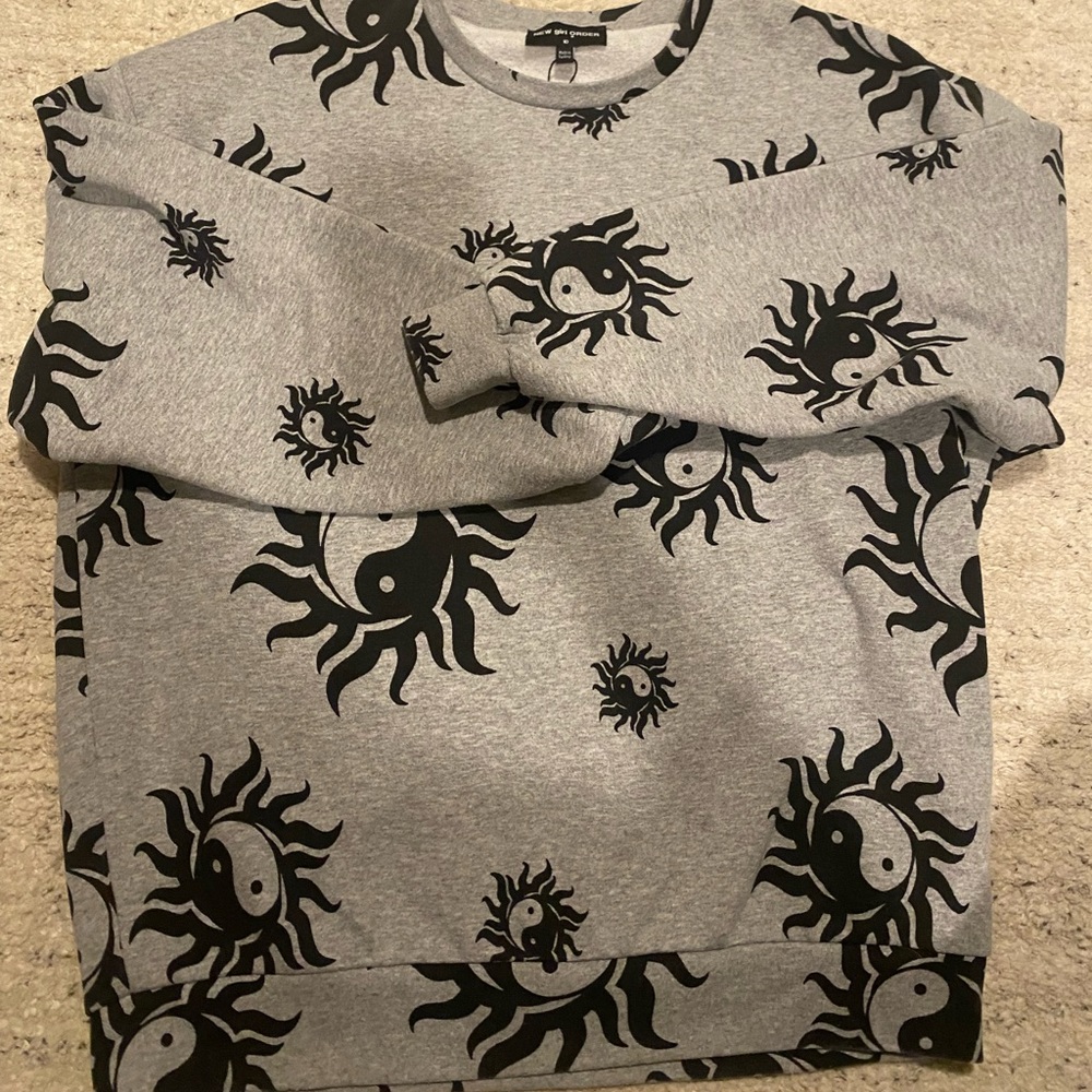 URBAN OUTFITTERS- Ying and Yang Crew Neck, Size 10/XL.
